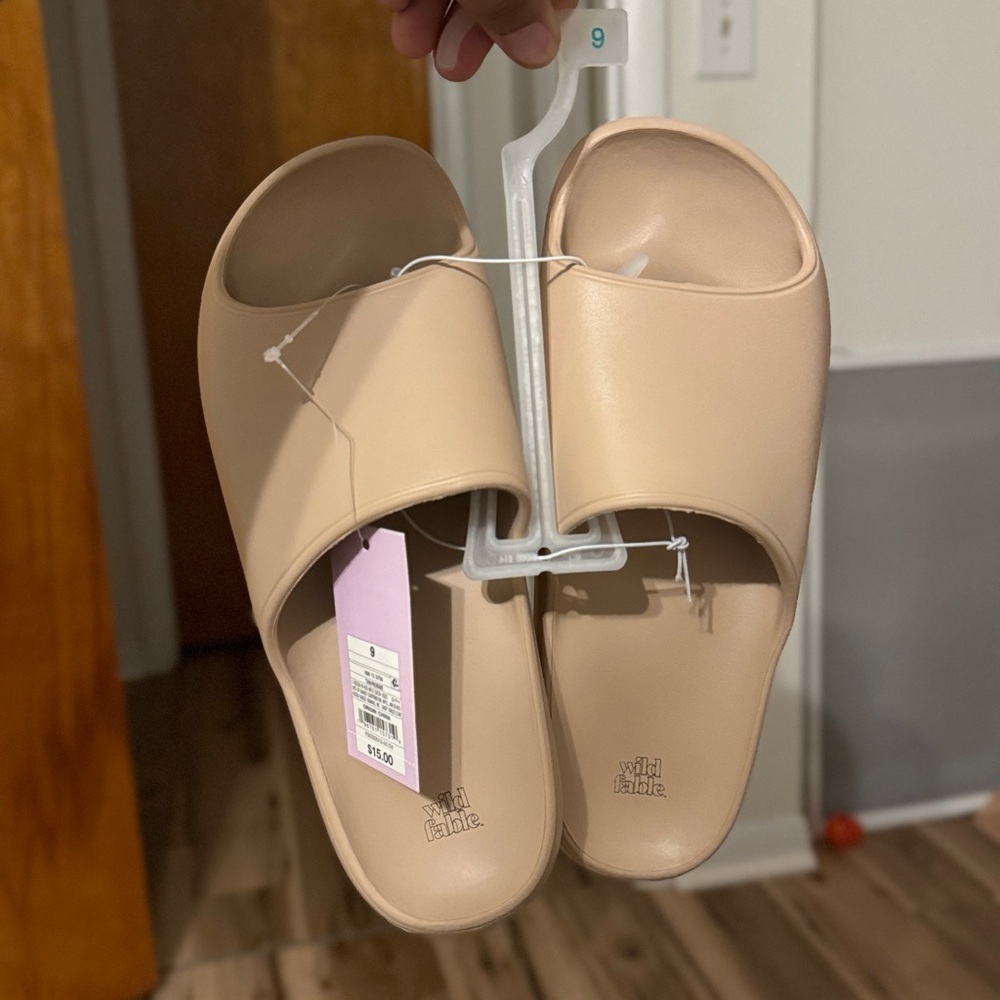 Wild Fable Tan/Robbie Slippers Minimalist Design - Picture 1 of 2